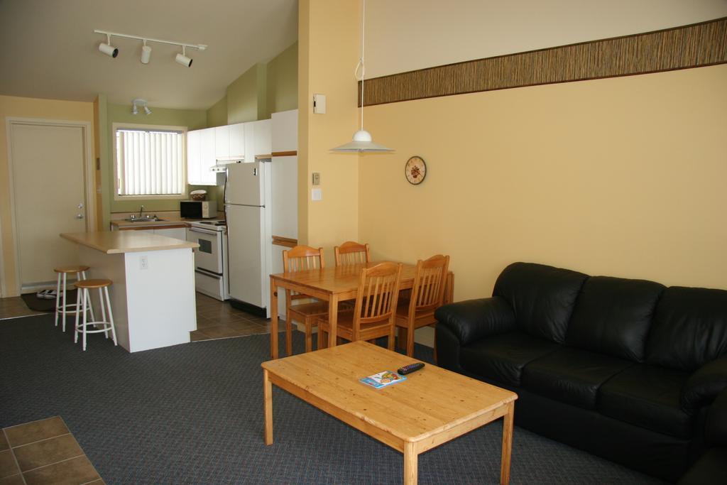 Condos Stoneham Room photo